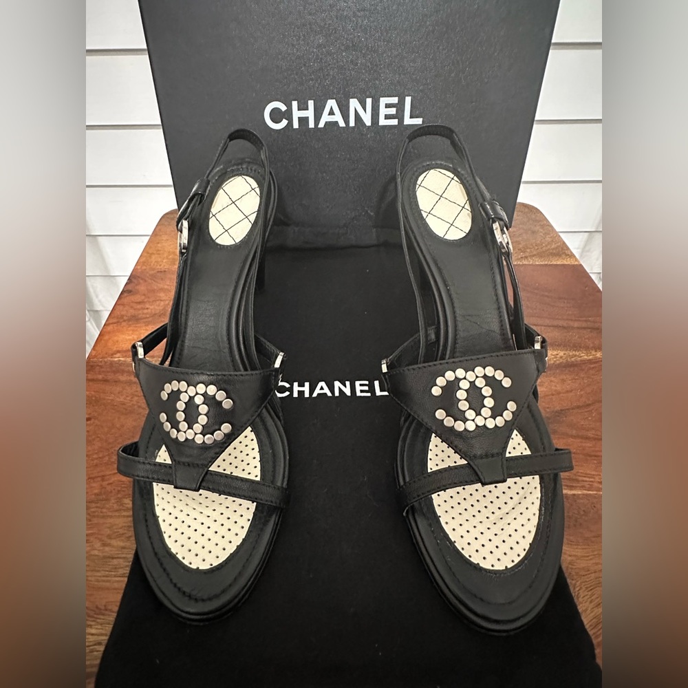 GENUINE CHANEL SLING BACK HEEL SANDALS.  SIZE 40 Gorgeous and Great Condition